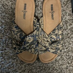 Minnetonka Women's Sandals - Blue Floral on Tan